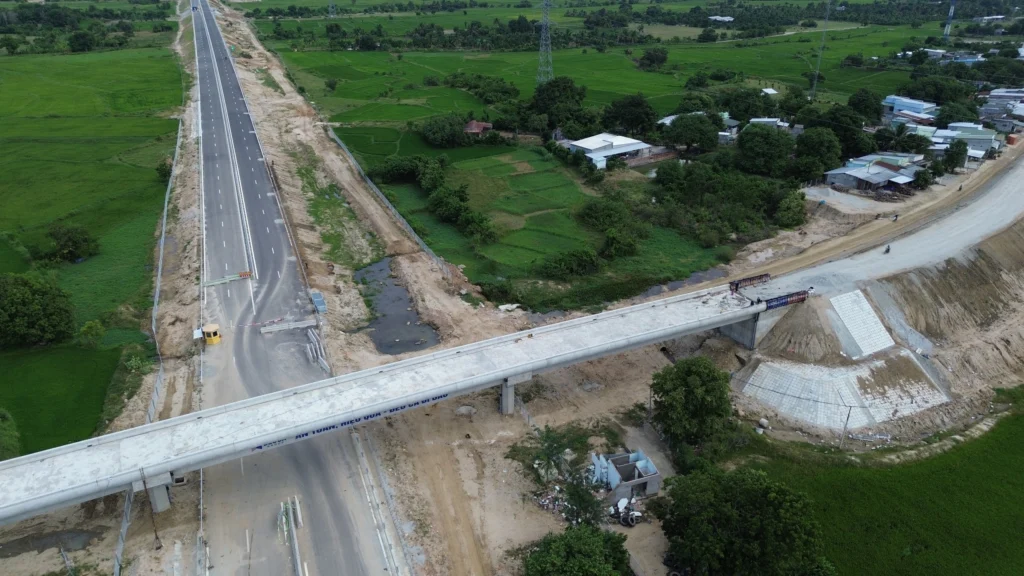 Thông tuyến chính đường nối cao tốc Cam Lâm - Vĩnh Hảo với QL1 sau hơn 1 năm thi công - Ảnh 1